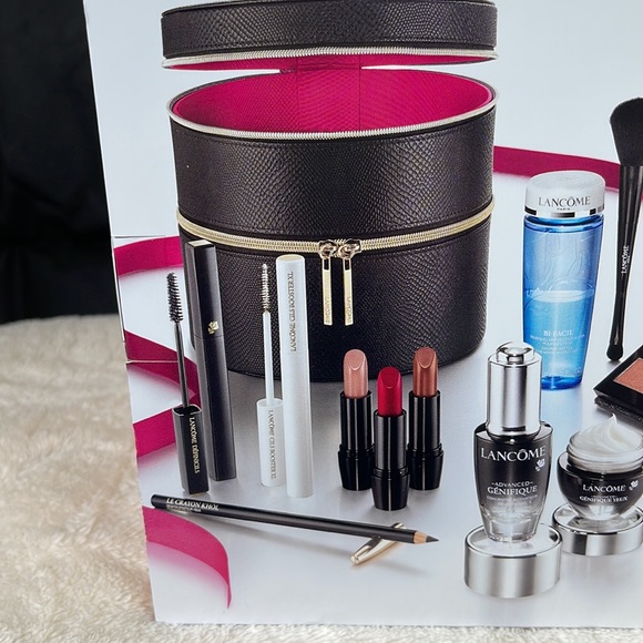 LANCÔME, FEATURING 11 FULL SIZES FAVORITES - Picture 3 of 9